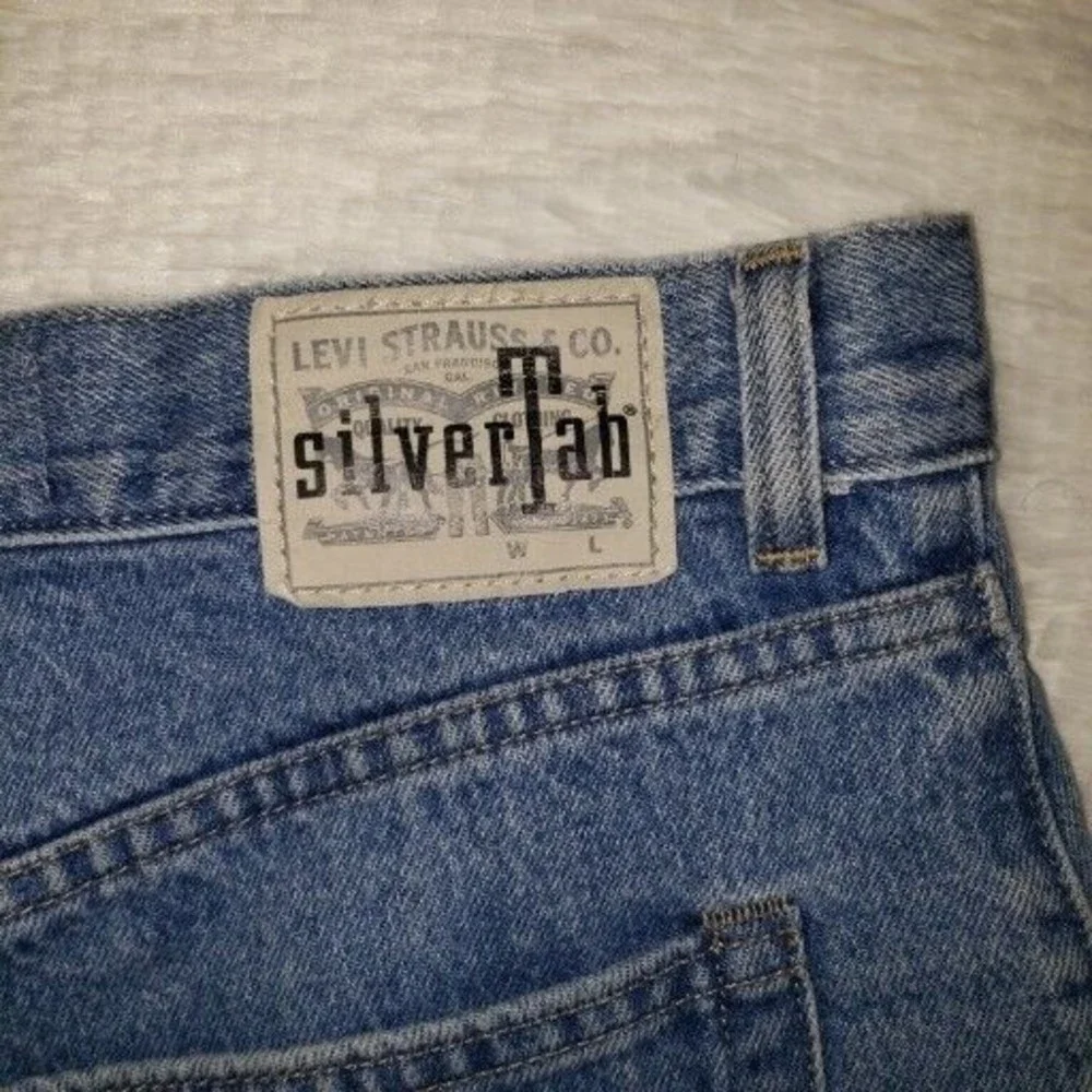 Levi's Sz 29 Silver Tab Denim Shorts Women's High-Waisted Mom Jean's Raw Hem - Picture 3 of 9